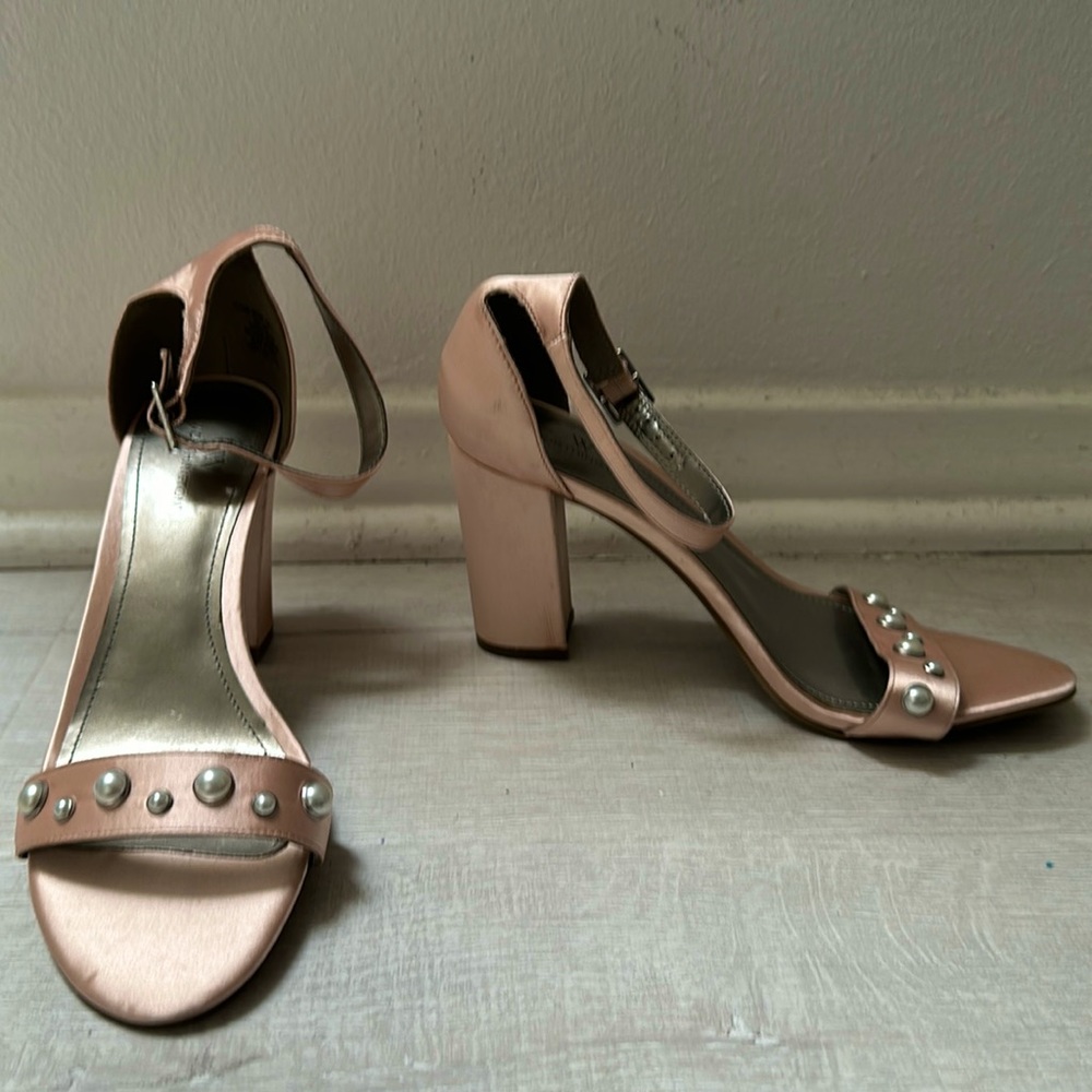 Chunky satin he’ll blush with pearls size 7 1/2